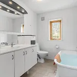 5 Bedroom Cozy In Casa vacanze